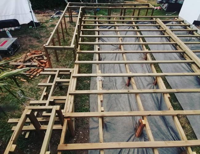 Pose et construction d'une terrasse bois en frêne thermochauffé à Thorigny-sur-Marne (77)