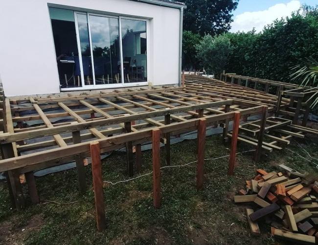 Pose et construction d'une terrasse bois en frêne thermochauffé à Thorigny-sur-Marne (77)