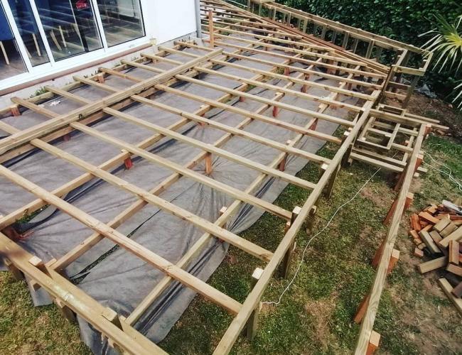 Pose et construction d'une terrasse bois en frêne thermochauffé à Thorigny-sur-Marne (77)