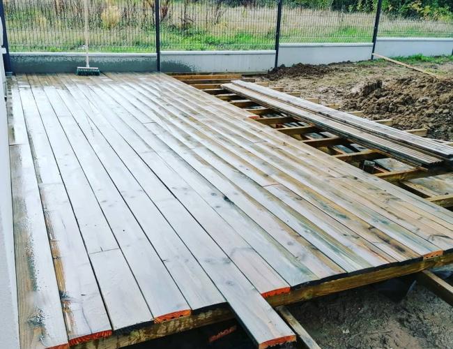 Pose et construction d'une terrasse en bois douglas grisé à Penchard (77)