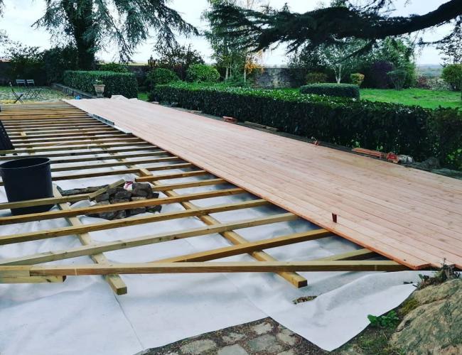 Construction et pose d'une terrasse en bois mélèze de 100m² à Meaux (77)