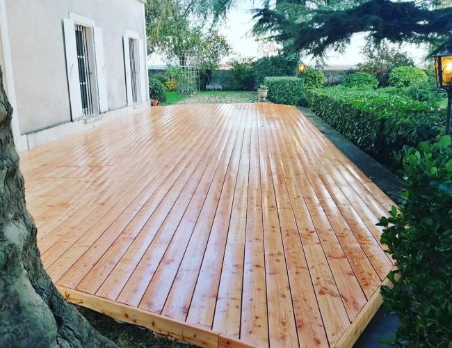 Construction et pose d'une terrasse en bois mélèze de 100m² à Meaux (77)