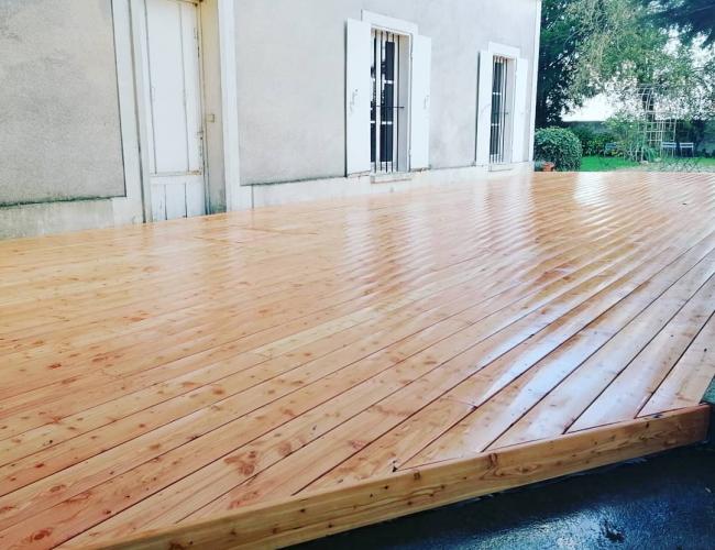 Construction et pose d'une terrasse en bois mélèze de 100m² à Meaux (77)