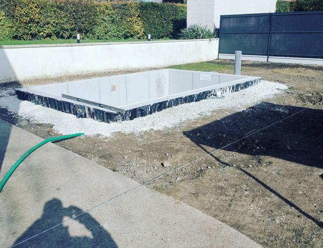 Pose d'une terrasse en bois douglas grisé autour d'une piscine à Vaudoy-en-Brie (77)