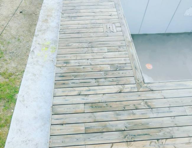 Pose d'une terrasse en bois douglas grisé autour d'une piscine à Vaudoy-en-Brie (77)