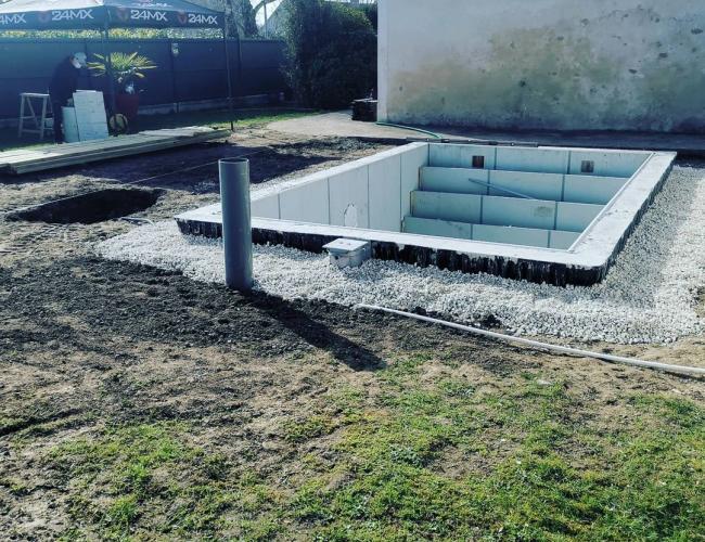 Pose d'une terrasse en bois douglas grisé autour d'une piscine à Vaudoy-en-Brie (77)