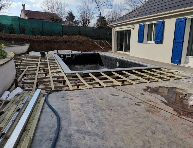 Pose d'une terrasse en bois douglas grisé à Marne-la-Vallée (77)