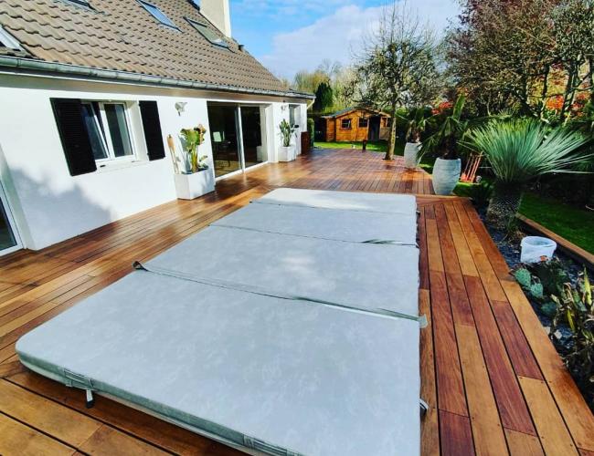 terrasse en bois exotique avec plage pour SPA de nage