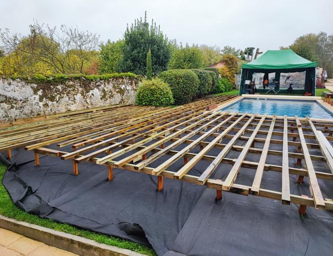 structure de terrasse en bois autour d'une piscine