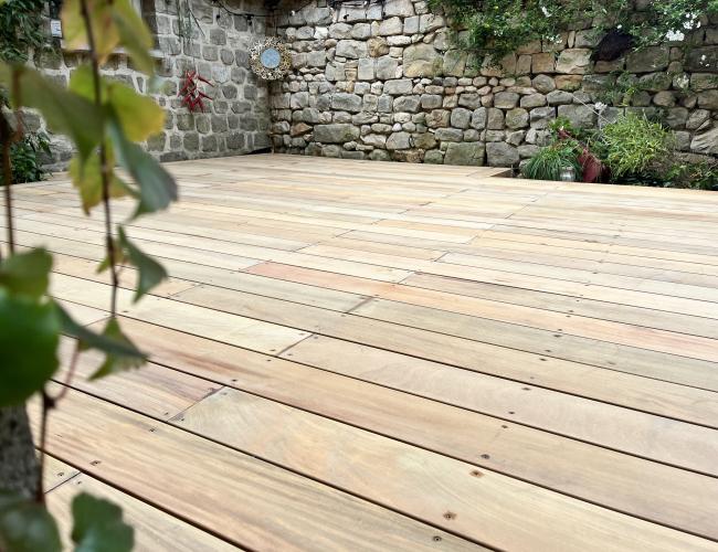 pose de terrasse en bois tropicale