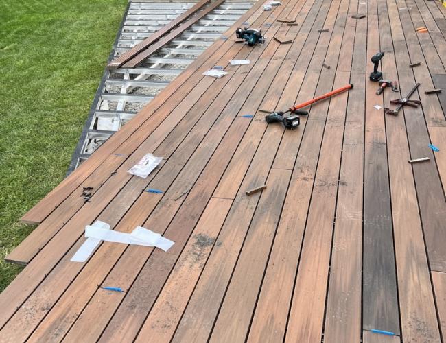 Terrasse en bois en Seine-et-Marne structure aluminium pour longévité et écologie