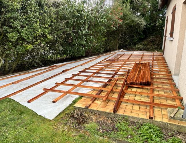 17.	Étapes de construction d’une terrasse en bois Cumaru à Chessy par Woodpecker