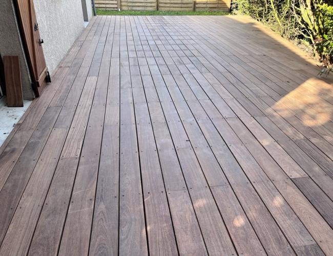 18.	Terrasse en bois exotique à Chessy : Confiance et qualité avec Woodpecker